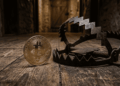 Moneda de bitcoin al lado de una trampa.