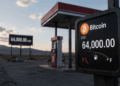 Estación de carga de combustible con el logo de bitcoin y el precio de 64.000 dólares.