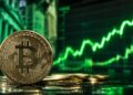 moneda de bitcoin con un fondo verde, gráfico de precios.