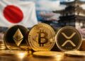 Monedas de bitcoin, Ethereum y XRP frente a la bandera de Japón y un templo.
