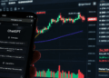 Teléfono con ChatGPT abierto. Imagen de plataforma de trading de criptomonedas.