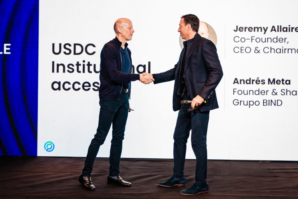 Jeremy Allaire y Andrés Meta estrechan sus manos para sellar la alianza entre Circle y Grupo BIND.