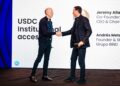Jeremy Allaire y Andrés Meta estrechan sus manos para sellar la alianza entre Circle y Grupo BIND.