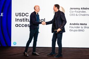 Jeremy Allaire y Andrés Meta estrechan sus manos para sellar la alianza entre Circle y Grupo BIND.