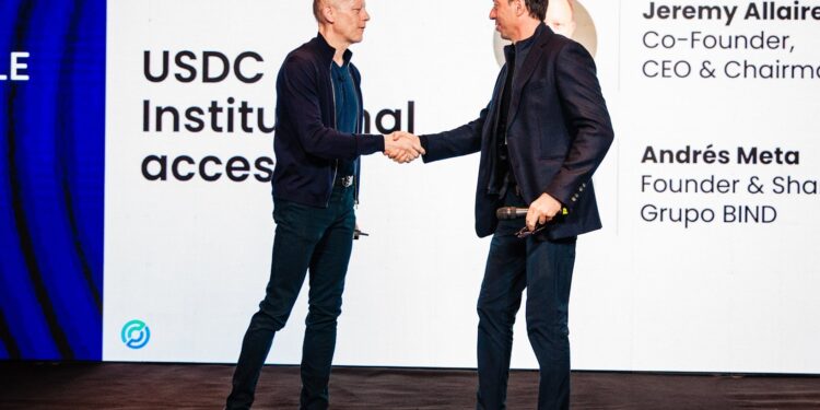 Jeremy Allaire y Andrés Meta estrechan sus manos para sellar la alianza entre Circle y Grupo BIND.