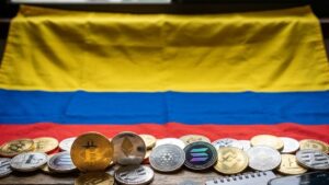 Fotografía de la bandera de Colombia con criptomonedas alrededor.