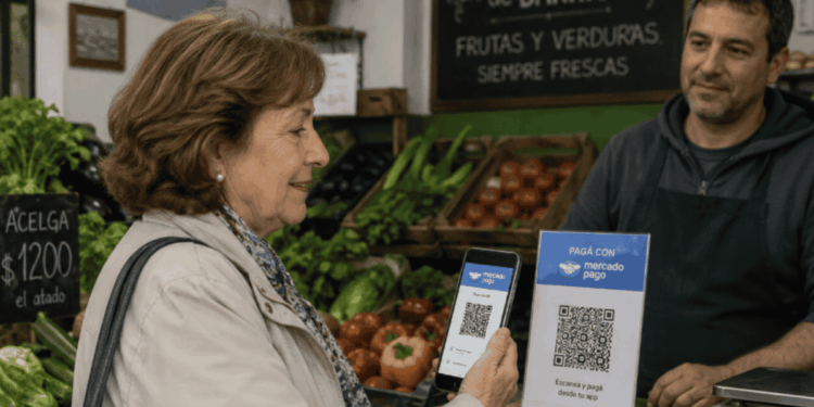 Mujer pagando en una verdulería con un código QR de MercadoPago.
