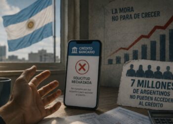 Un celular que muestra el rechazo de un crédito bancario.