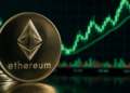Moneda física de ether. Gráfico de precio subiendo.