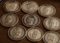Monedas con rostros de presidentes de Estados Unidos arriba de una mesa.