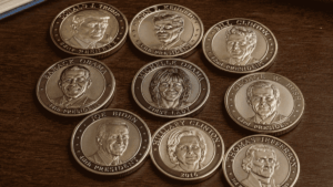 Monedas con rostros de presidentes de Estados Unidos arriba de una mesa.
