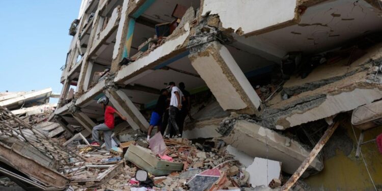 Fotografía de edificio destruido por los terremotos en Venezuela.