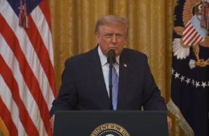 El presidente de Estados Unidos Donald Trump brindando un discurso.