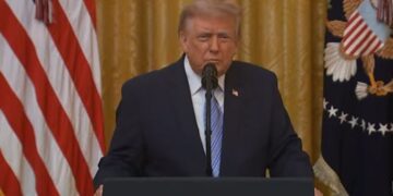 El presidente de Estados Unidos Donald Trump brindando un discurso.