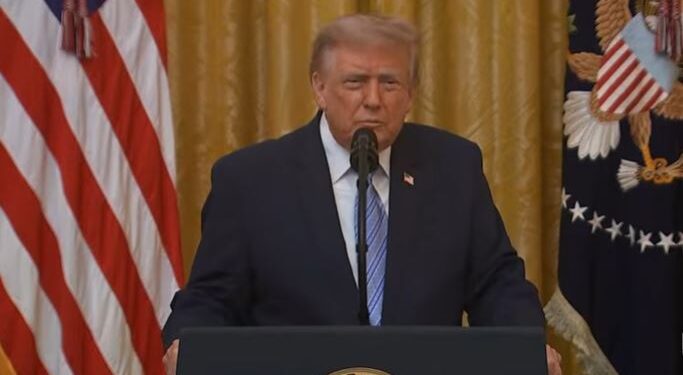 El presidente de Estados Unidos Donald Trump brindando un discurso.
