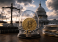 Moneda de bitcoin protegida bajo una cúpula de cristal con una cadena y un candado, frente al Capitolio de Estados Unidos