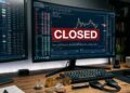 Escritorio de trading con pantallas mostrando gráficos bursátiles y aviso de cerrado, junto a criptomonedas y wallets frías.