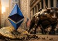 Símbolo de Ethereum sobre moneda de Bitcoin en Wall Street.