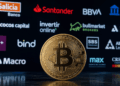 Primer plano: moneda física de bitcoin. Fondo: logos de diversos bancos y entidades financieras de Argentina.
