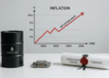 Primer plano: barril de petróleo, chip de memoria y orden ejecutiva. Fondo: gráfico de inflación subiendo.