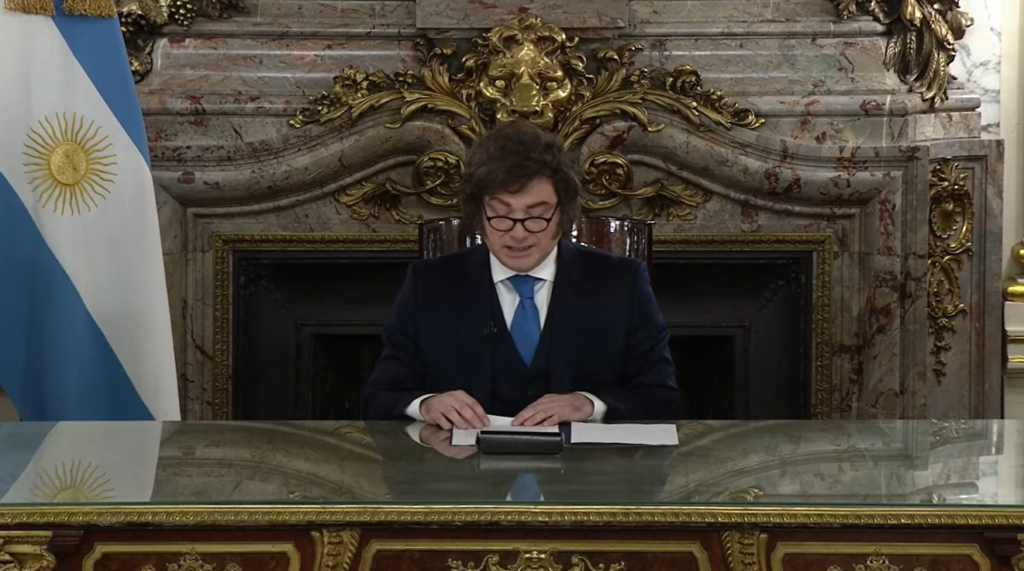 Javier Milei, presidente de Argentina, leyendo el discurso de presentación del proyecto de reforma del BCRA.
