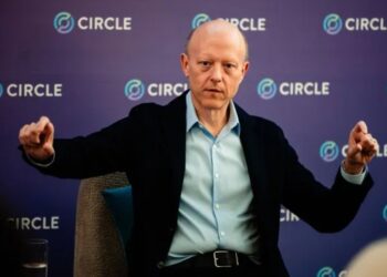 Jeremy Allaire aparece sentado durante su encuentro con los medios en Buenos Aires.