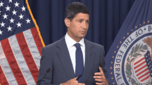 Kevin Warsh hablando en su segundo discurso como presidente de la FED.