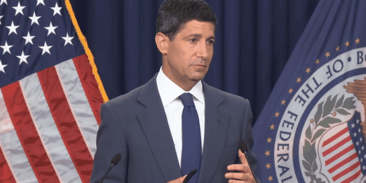 Kevin Warsh hablando en su segundo discurso como presidente de la FED.