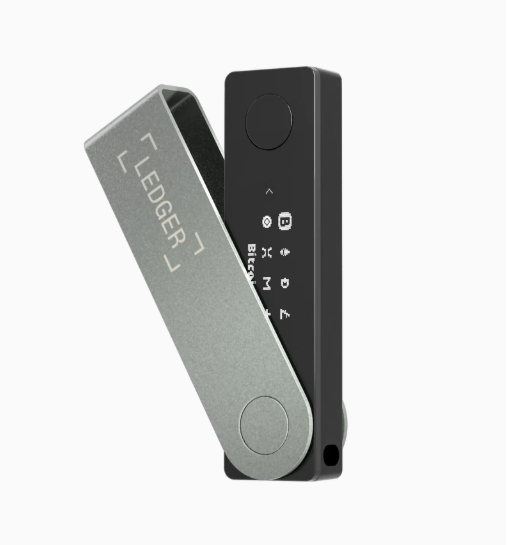 Una hardware wallet de la empresa Ledger para almacenar criptomonedas.