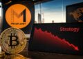 Una moneda de bitcoin se muestra junto a una tableta que exhibe un gráfico de mercado a la baja con la palabra 'Strategy', con un fondo de oficina corporativa y el logo de Metaplanet en segundo plano.