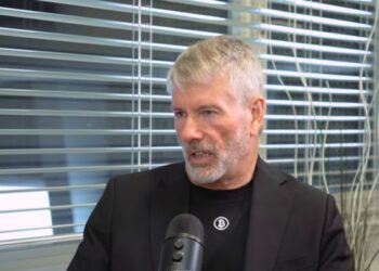 Michael Saylor, CEO de Strategy, delante de un micrófono.