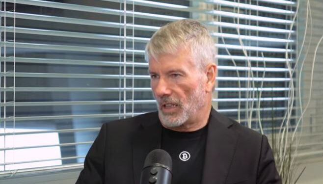 Michael Saylor, CEO de Strategy, delante de un micrófono.