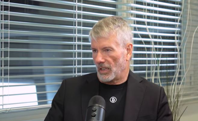 Michael Saylor, CEO de Strategy, delante de un micrófono.