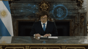 Javier Milei hablando. Hay un bitcoin holográfico en el aire.