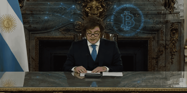 Javier Milei hablando. Hay un bitcoin holográfico en el aire.