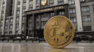 Moneda física de bitcoin delante de la Duma de Rusia.