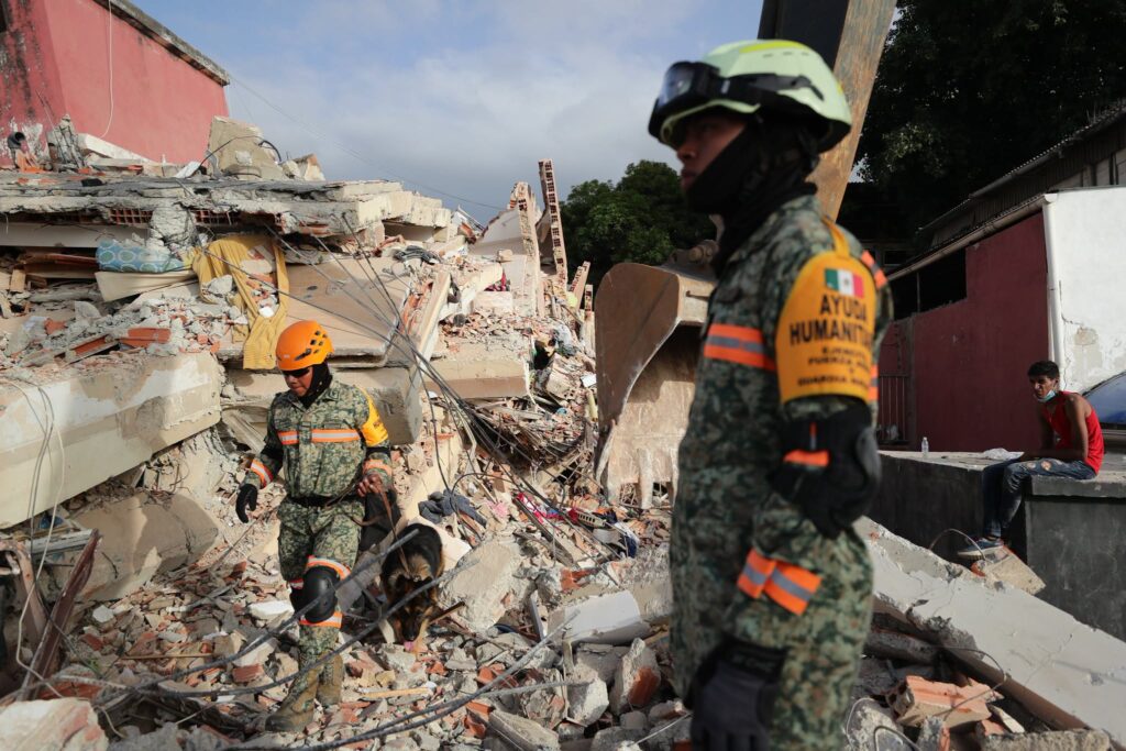 Rescatistas del Ejército mexicano colaboran en las labores de ayuda tras los terremotos en Venezuela.