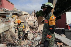 Rescatistas del Ejército mexicano colaboran en las labores de ayuda tras los terremotos en Venezuela.
