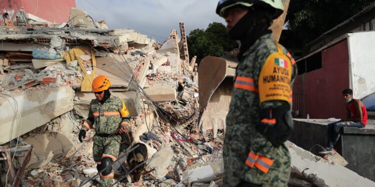 Rescatistas del Ejército mexicano colaboran en las labores de ayuda tras los terremotos en Venezuela.