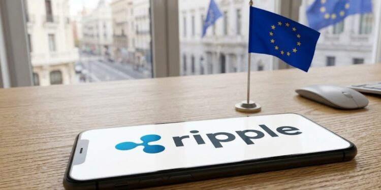 Teléfono inteligente sobre una mesa que en pantalla aparece el logo anexado junto a una bandera de la UE.