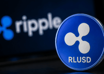 Moneda de RLUSD y logo de Ripple.