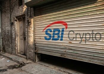 Una santamaría cerrándose con el logo de SBI Crypto.