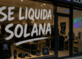 Una tienda que tiene en su vidrio escrito "Se liquida solana".
