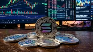 Monedas de Solana con gráficos de mercado mixtos en el fondo.