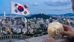 Una moneda metálica de Ripple USD (RLUSD) en primer plano con el horizonte urbano de Seúl y la bandera de Corea del Sur de fondo.