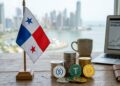 Stablecoins en una mesa junto a la bandera de Panamá.