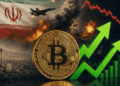 Moneda física de bitcoin, bandera de irán, imágenes de ataques aéreos y gráfico de precio de petróleo cayendo.