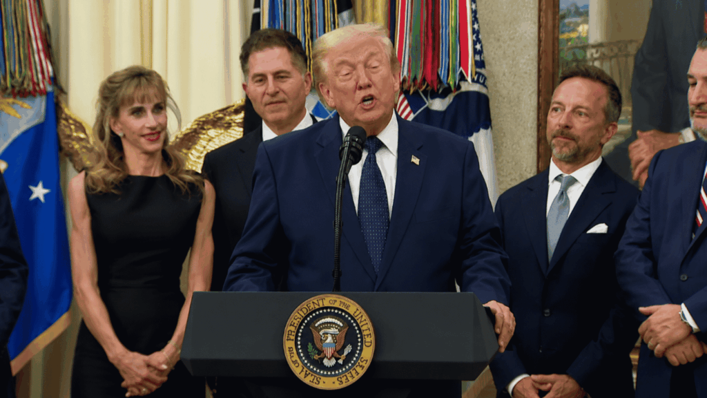 Trump hablando en conferencia de prensa.
