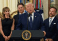 Trump hablando en conferencia de prensa.