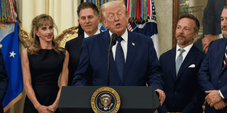 Trump hablando en conferencia de prensa.